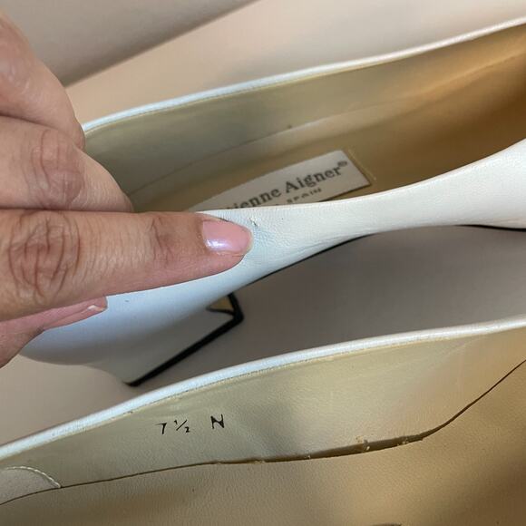 Etienne Aigner Womens Size 7.5 N White Ivory Leather Slip Classic Shoe Low Heels - Picture 4 of 8